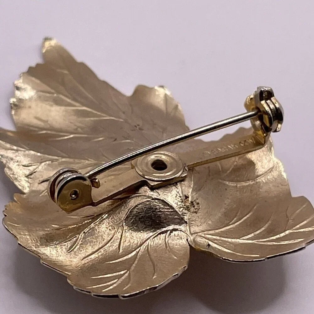 Vintage Sarah Coventry Gold Tone Faux Pearl 3D Leaf‎ Brooch Pin Textured
